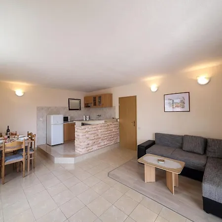 Cozy Beachfront - Five Bedroom