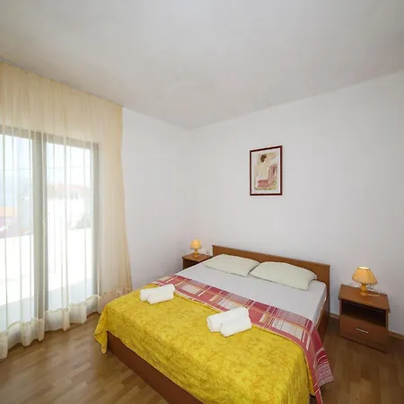 Cozy Beachfront - Five Bedroom * Slatine