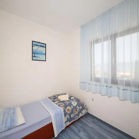 Cozy Beachfront - Five Bedroom Slatine