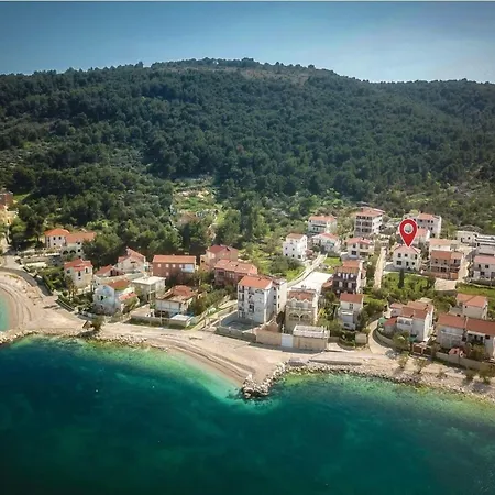 Cozy Beachfront - Five Bedroom Slatine