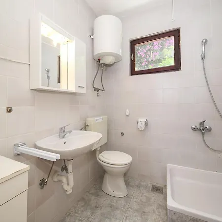 Cozy Beachfront - Five Bedroom * Slatine