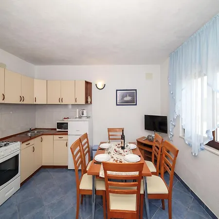 Cozy Beachfront - Five Bedroom Casa vacanze Slatine