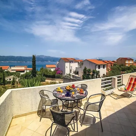 Cozy Beachfront - Five Bedroom * Slatine