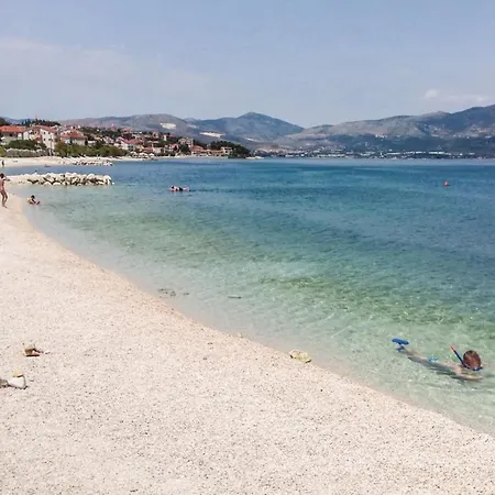 Cozy Beachfront - Five Bedroom Slatine